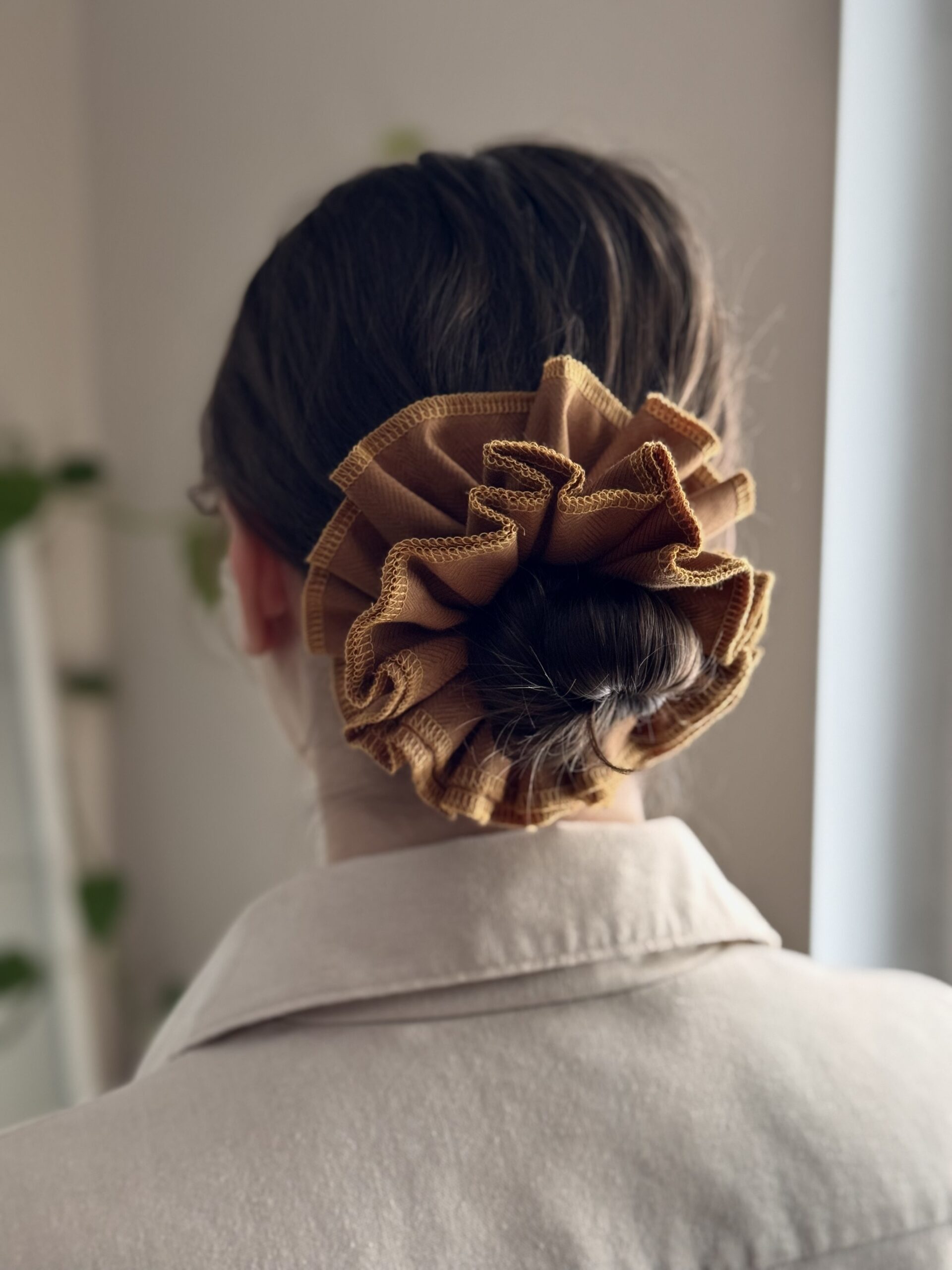 Scrunchie Falbana Brązowa