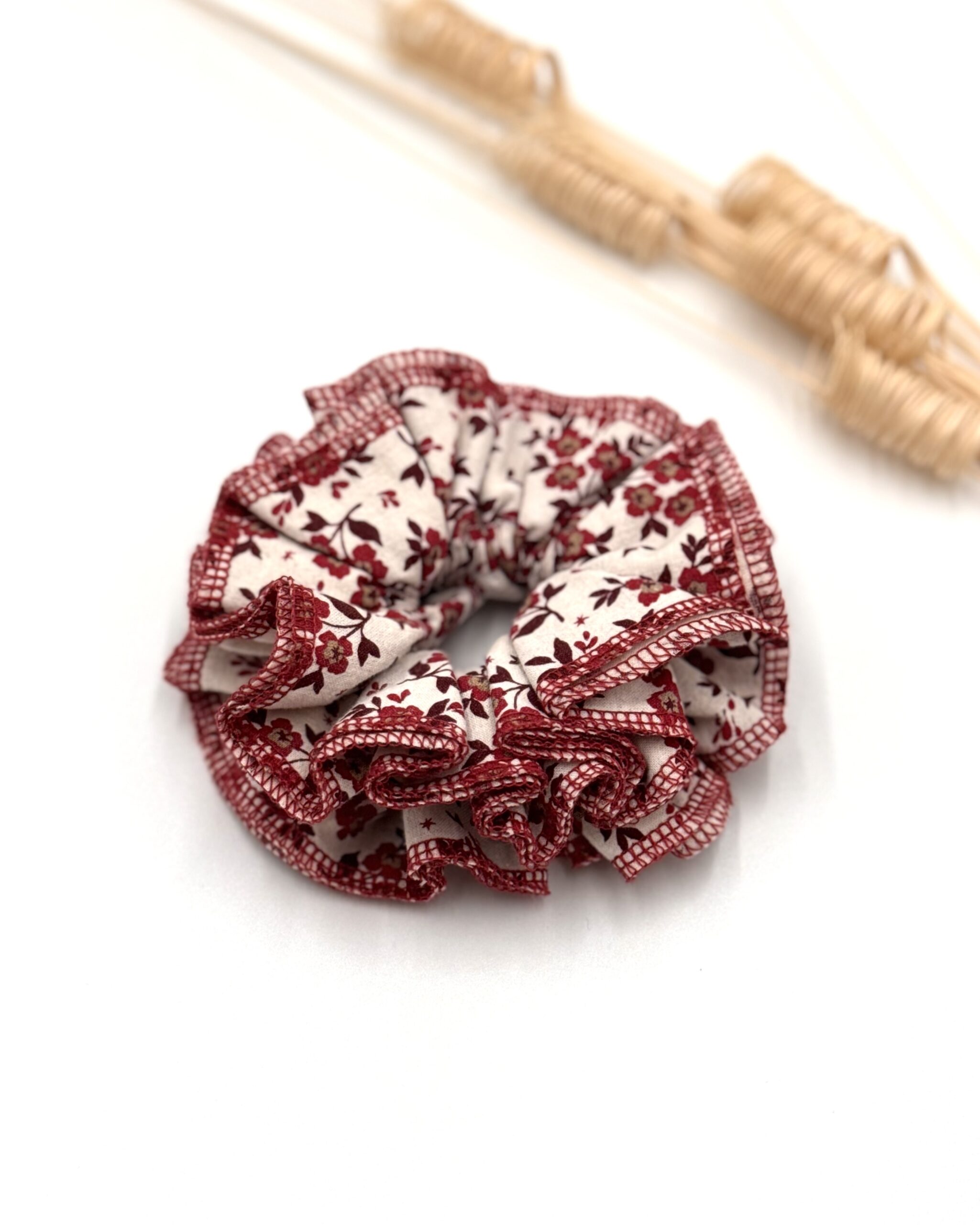 Scrunchie Falbana Czerwone kwiatuszki